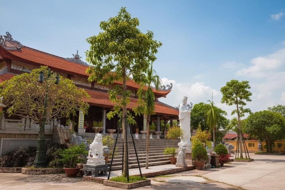 Khu Chính Điện là nơi có kiến trúc nổi bật nhất trong tổng thể kiến trúc chùa Pháp Vân.